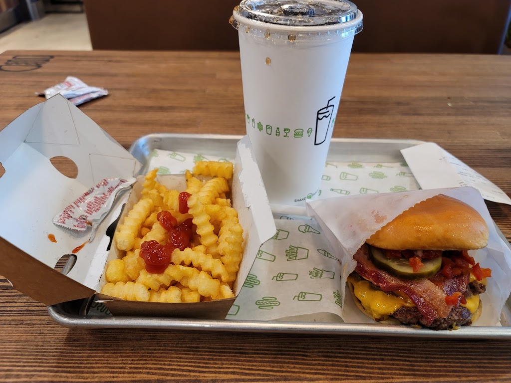 Shake Shack | 8900 Peña Blvd, Denver, CO 80249 | Phone: (720) 868-5936