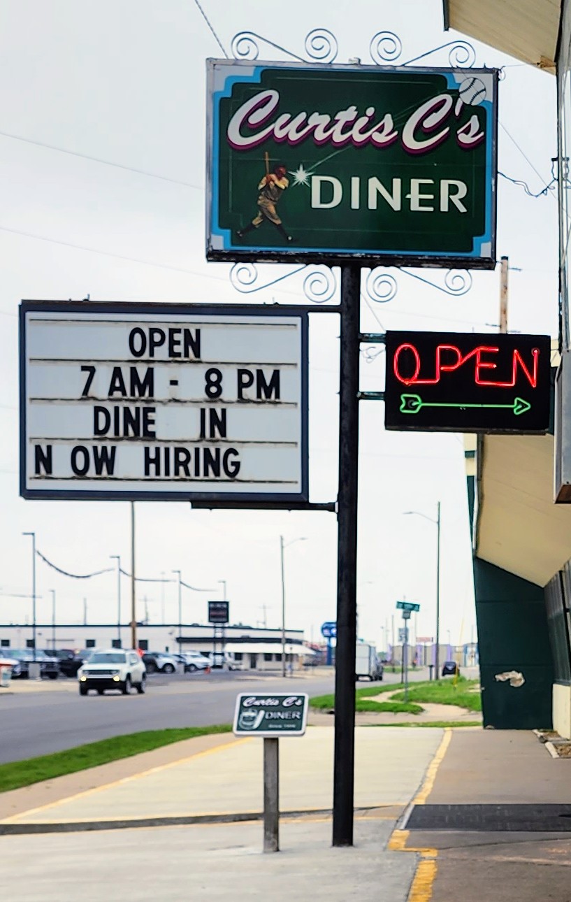 Curtis Cs Diner | 1039 Washington Rd, Newton, KS 67114, USA | Phone: (316) 283-6333