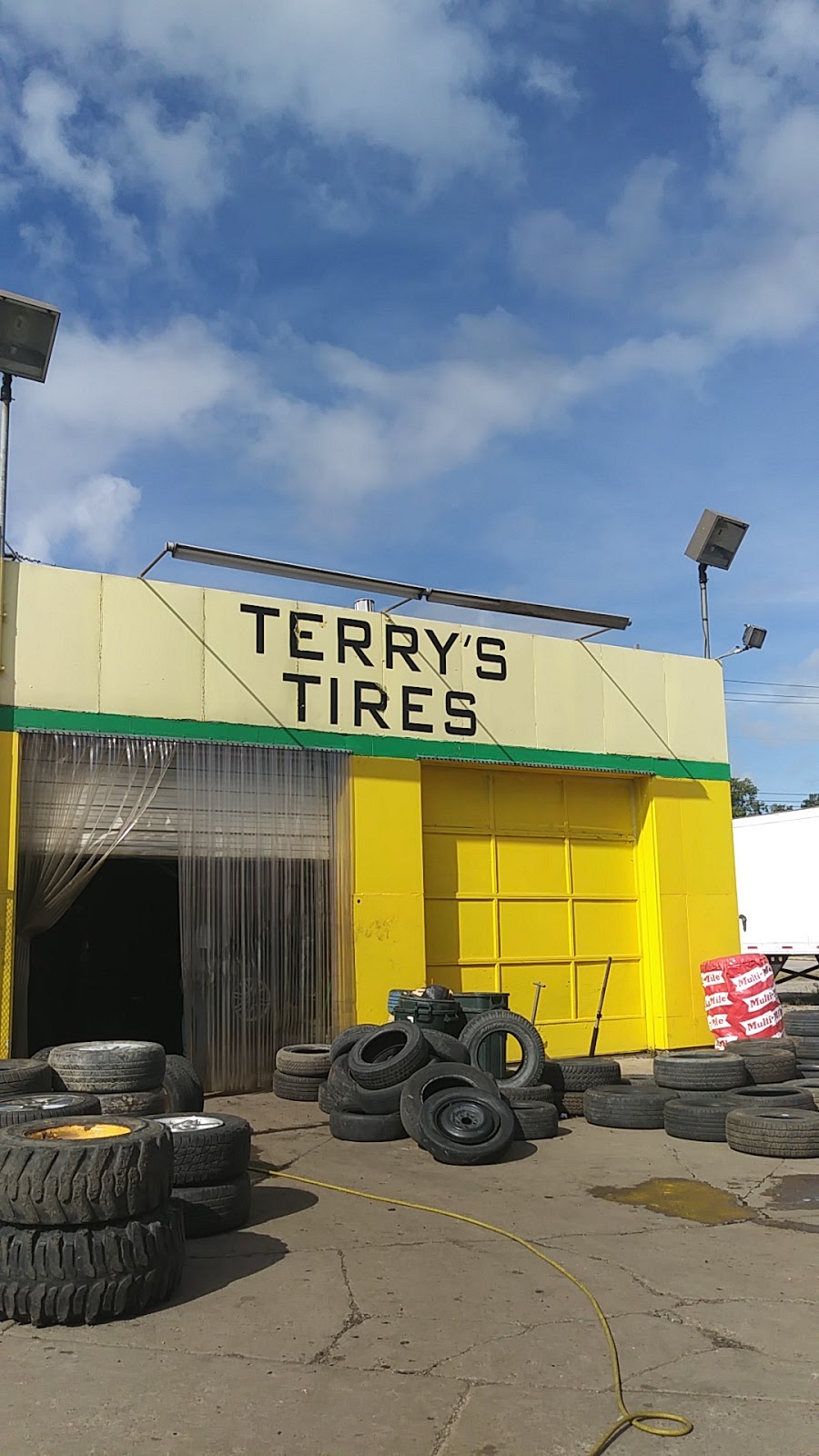 Terrys Tires | 1153 N Perry St, Pontiac, MI 48340, USA | Phone: (248) 332-5460