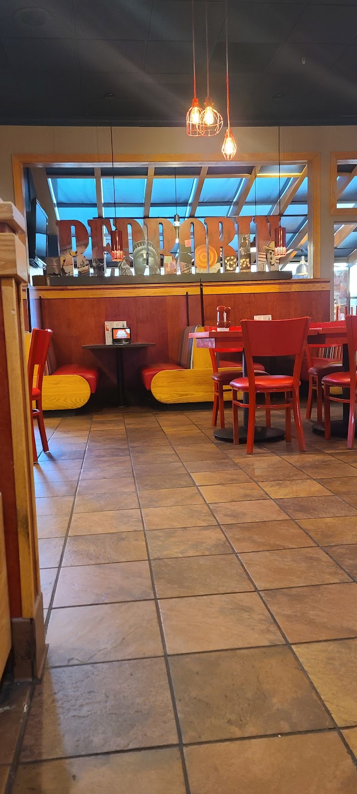 Red Robin Gourmet Burgers and Brews | 1274 El Camino Real, San Bruno, CA 94066, USA | Phone: (650) 588-4600