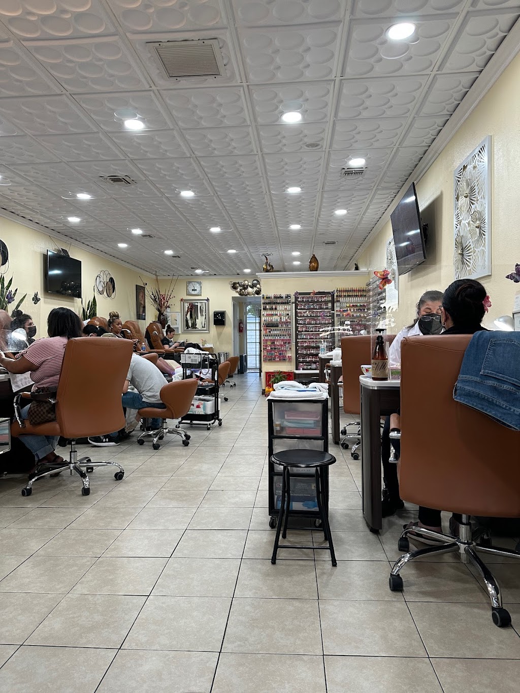 Famous Nails | 9513 Central Ave # D, Montclair, CA 91763, USA | Phone: (909) 399-9846