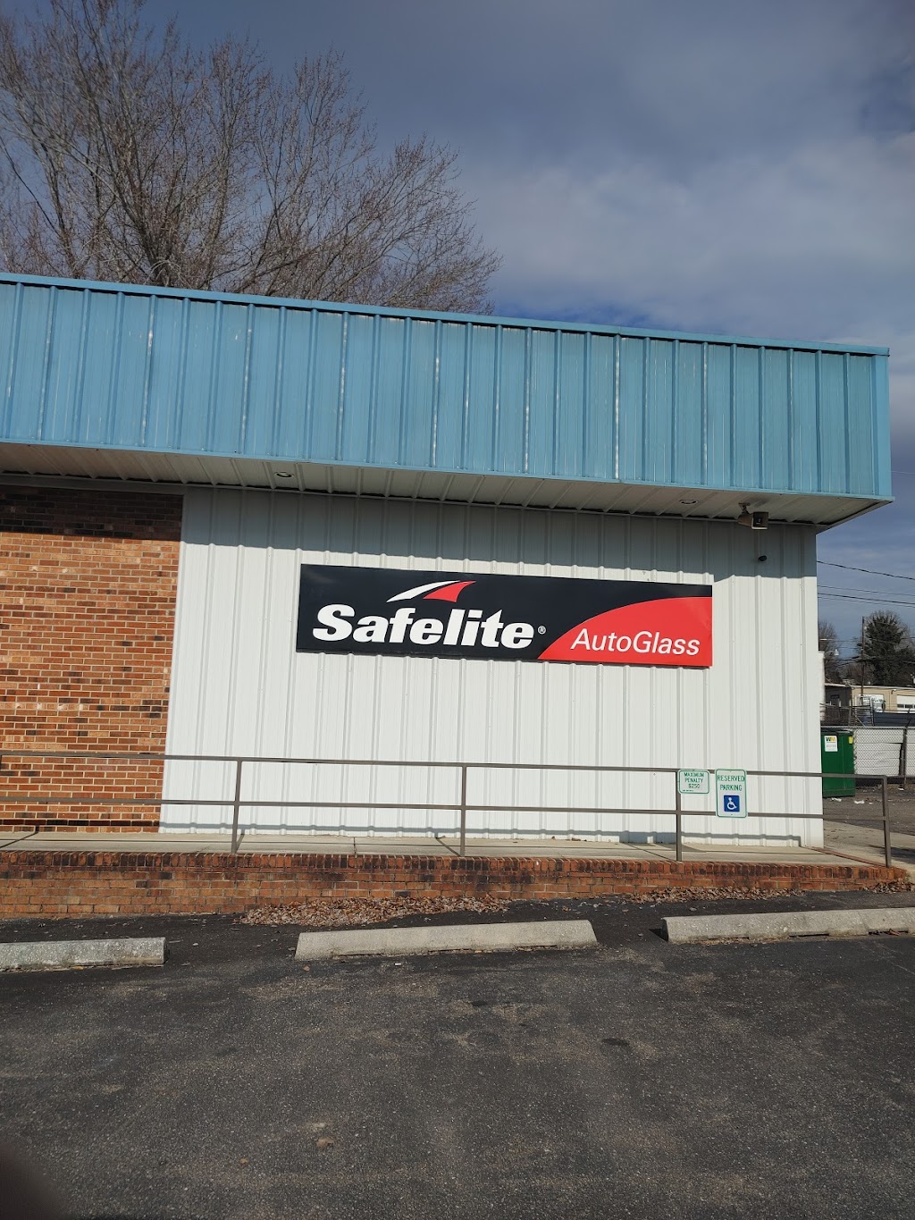 Safelite AutoGlass | 1005 W Lebanon St, Mt Airy, NC 27030, USA | Phone: (336) 665-7304