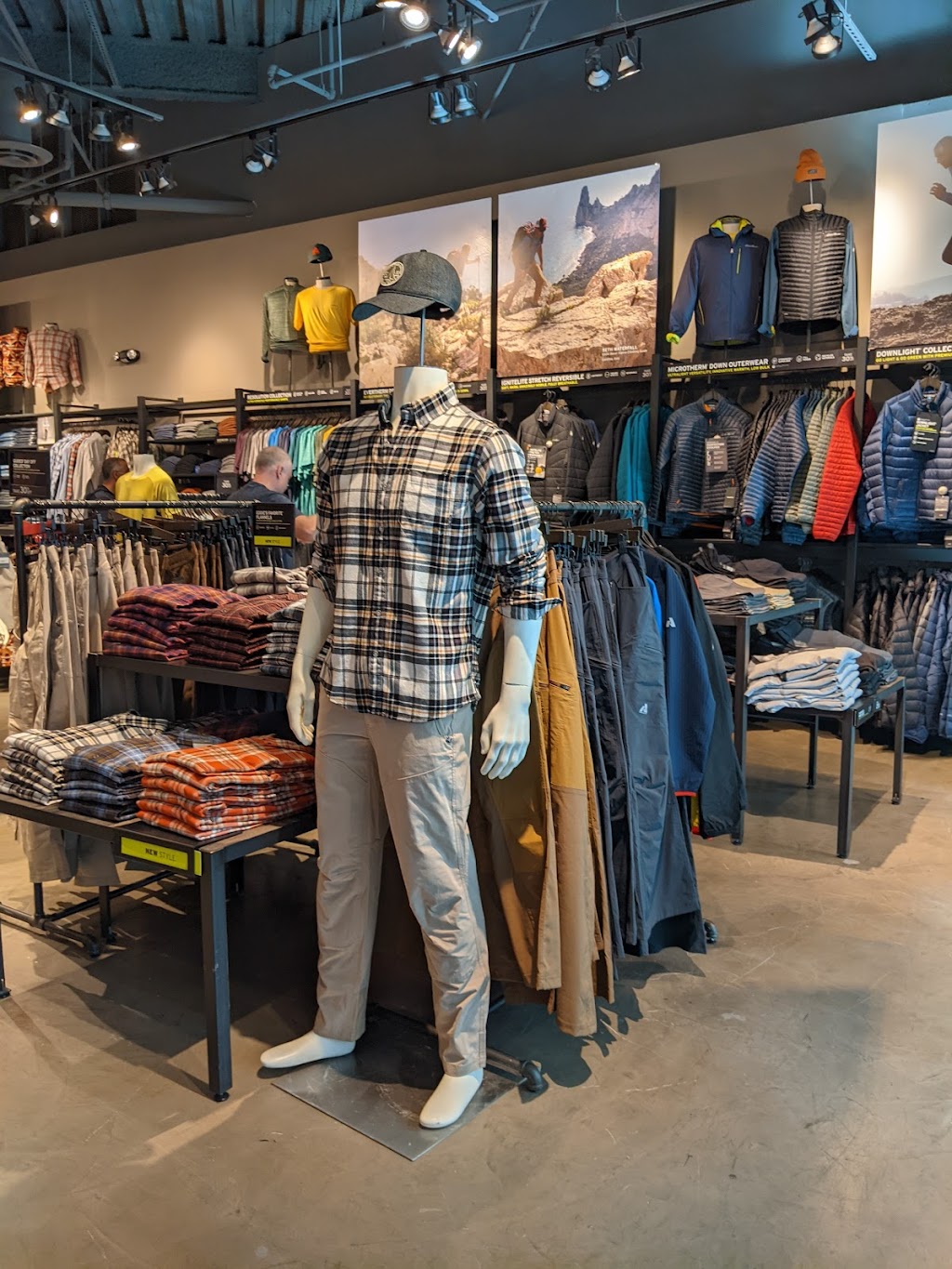 Eddie Bauer | 400 Commons Way Space 2455, Bridgewater, NJ 08807, USA | Phone: (908) 707-9330