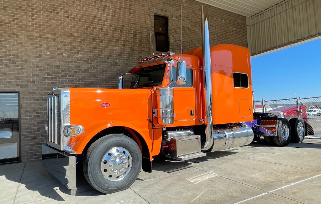 Peterbilt of Council Bluffs | 2546 Mid America Dr, Council Bluffs, IA 51501, USA | Phone: (800) 454-7383