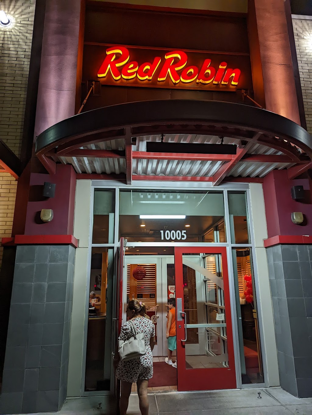 Red Robin Gourmet Burgers and Brews | 10005 NE Cascades Pkwy, Portland, OR 97220, USA | Phone: (503) 287-4699