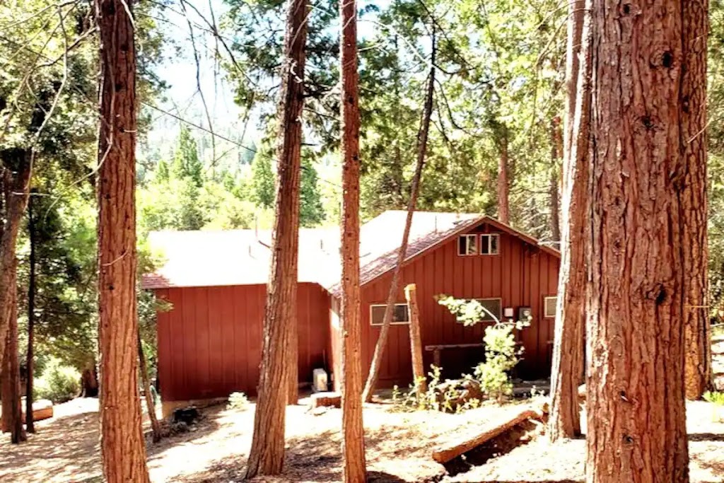 Redwood Retreat | 1866 James Dr, Springville, CA 93265, USA | Phone: (559) 788-8555