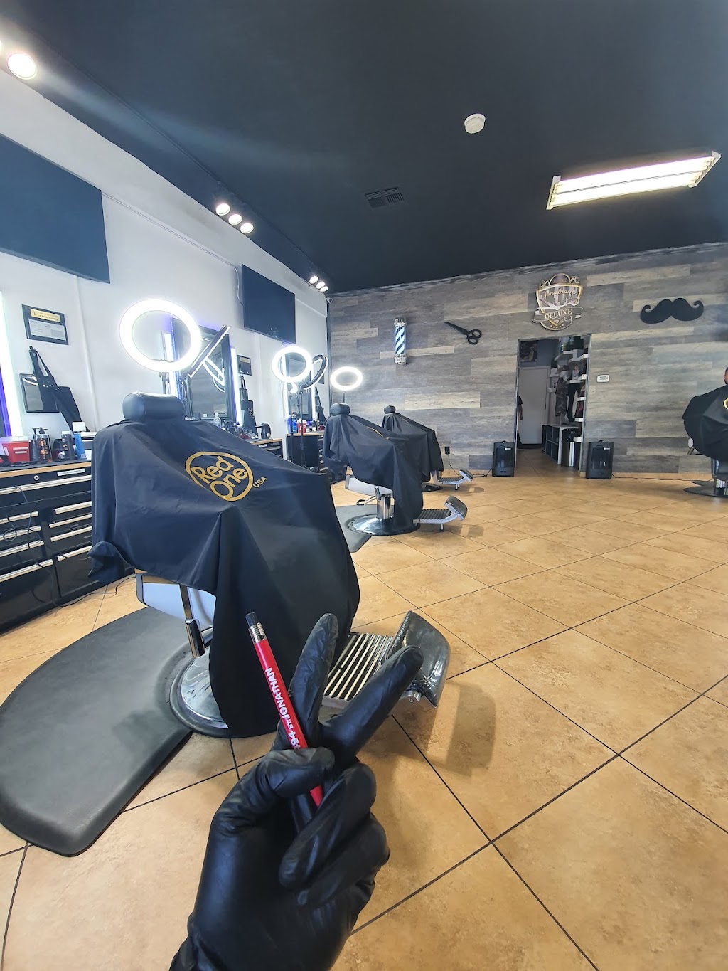 Jonathans Deluxe Barber Studio | 4025 E Florence Ave, Bell, CA 90201, USA | Phone: (323) 749-0919