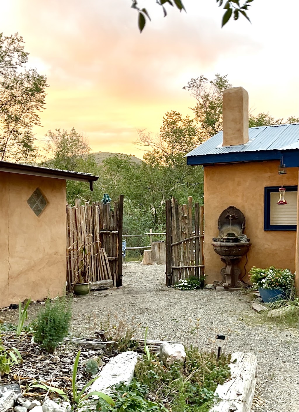 Cerrillos Hills Bed and Breakfast | 49 Main St, Los Cerrillos, NM 87010, USA | Phone: (505) 660-8565