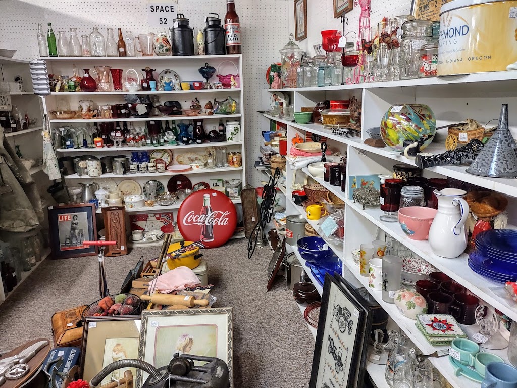 Centerville Antique Mall & Auction House | 200 Union St, Centerville, IN 47330, USA | Phone: (765) 855-5551