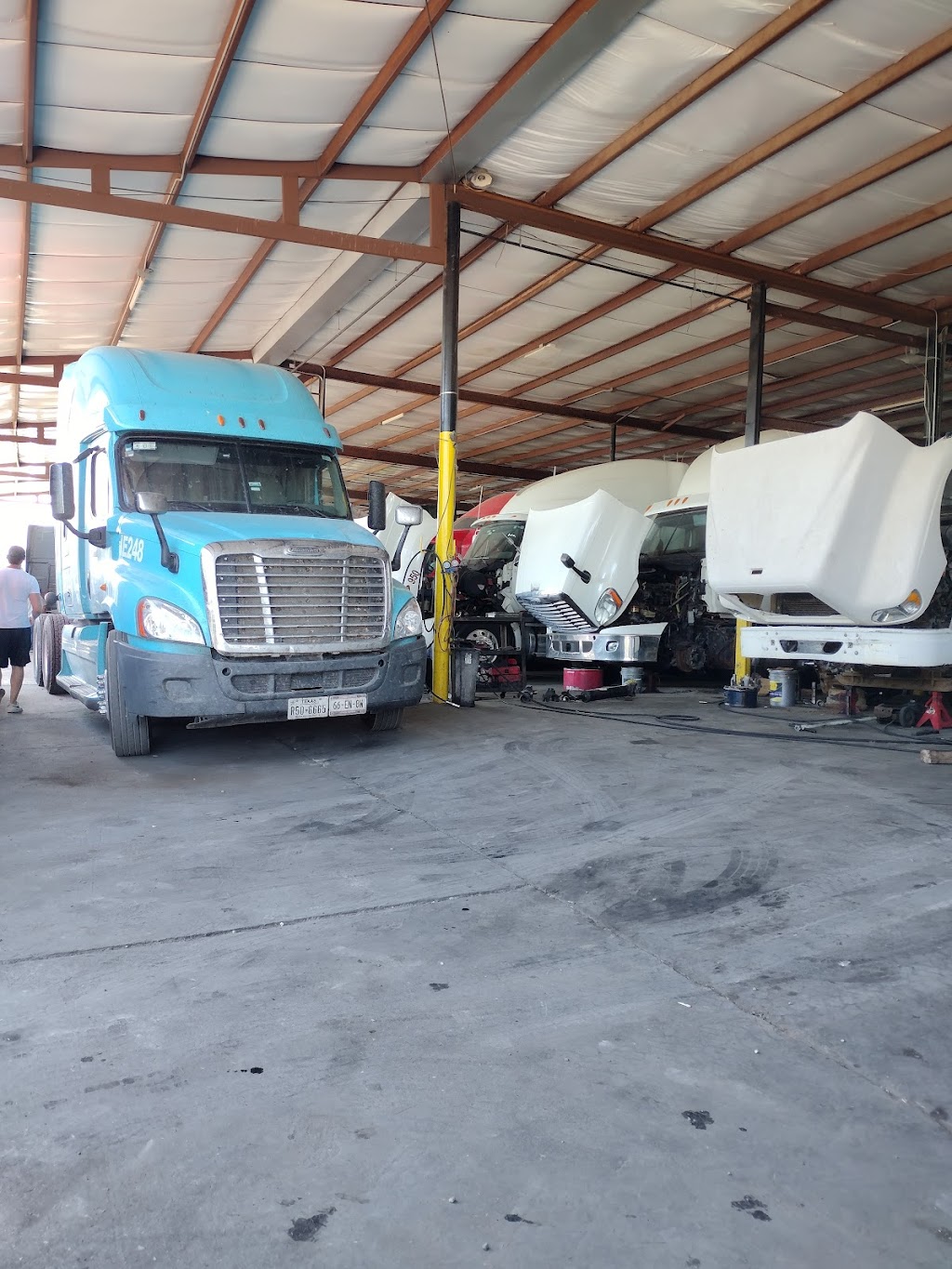 Suarez Truck Parts & Service LLC | 18211 FM 1472, Laredo, TX 78045, USA | Phone: (956) 723-3326