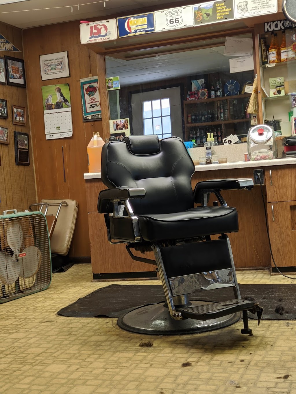 Charlies Barber Shop | 2560 Airport Rd, Waterford Twp, MI 48329, USA | Phone: (248) 673-2571