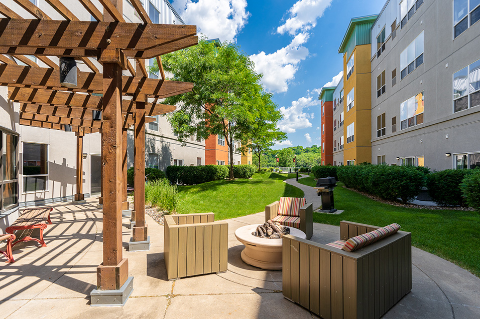 Riverview at Upper Landing Apartments | 400 Spring St, St Paul, MN 55102 | Phone: (651) 228-9800