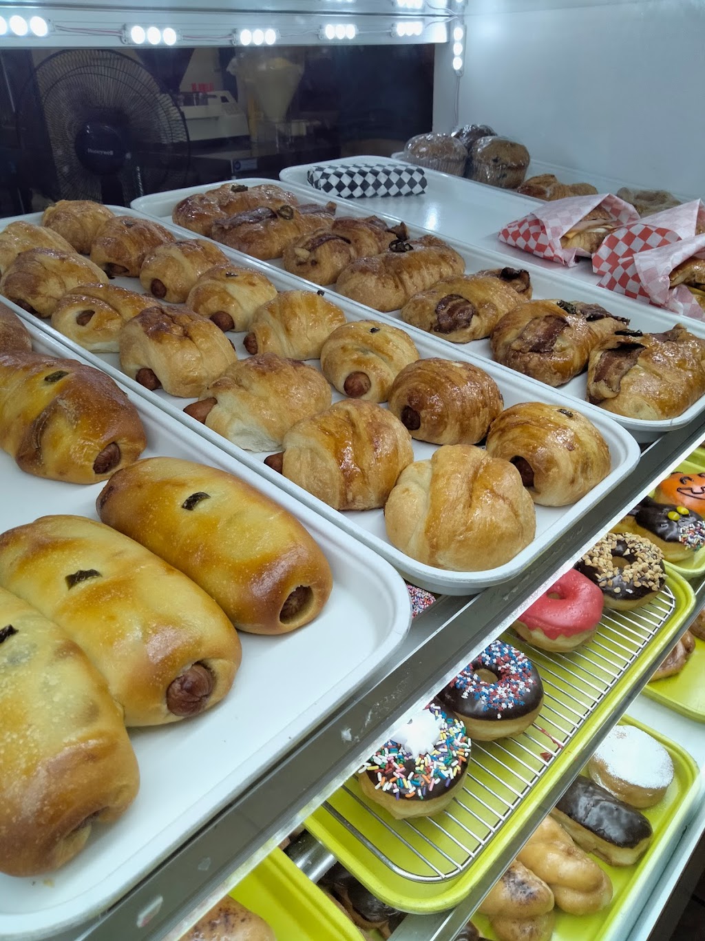 Amazing Donuts Bakery | 10355 Ferguson Rd #150, Dallas, TX 75228 | Phone: (214) 468-4240