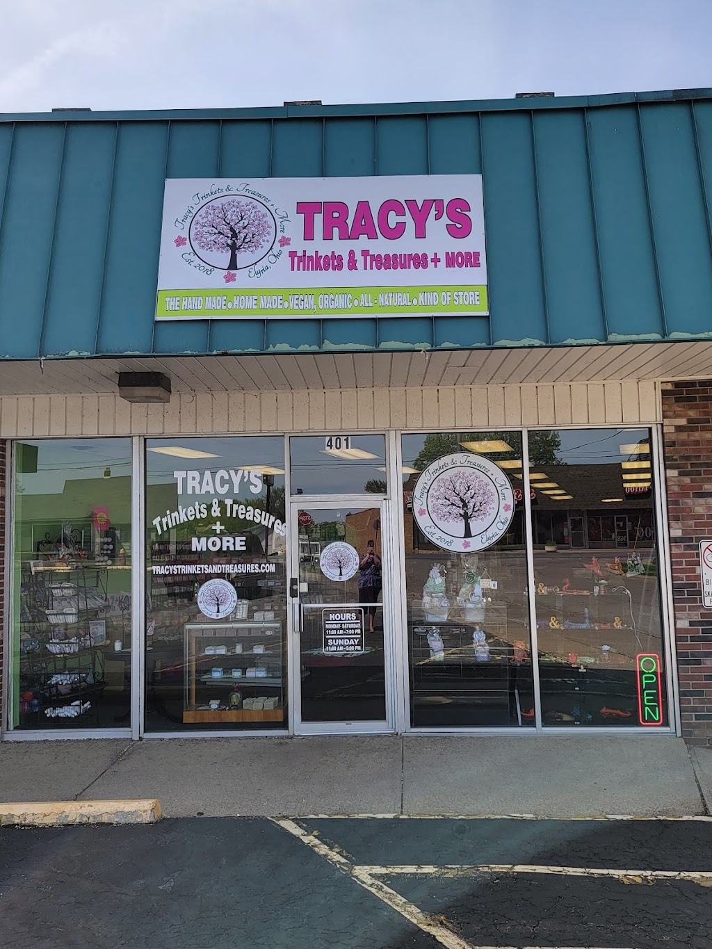 Tracys Trinkets & Treasures + MORE LLC | 401B & 403, Cleveland St, Elyria, OH 44035, USA | Phone: (440) 310-4818