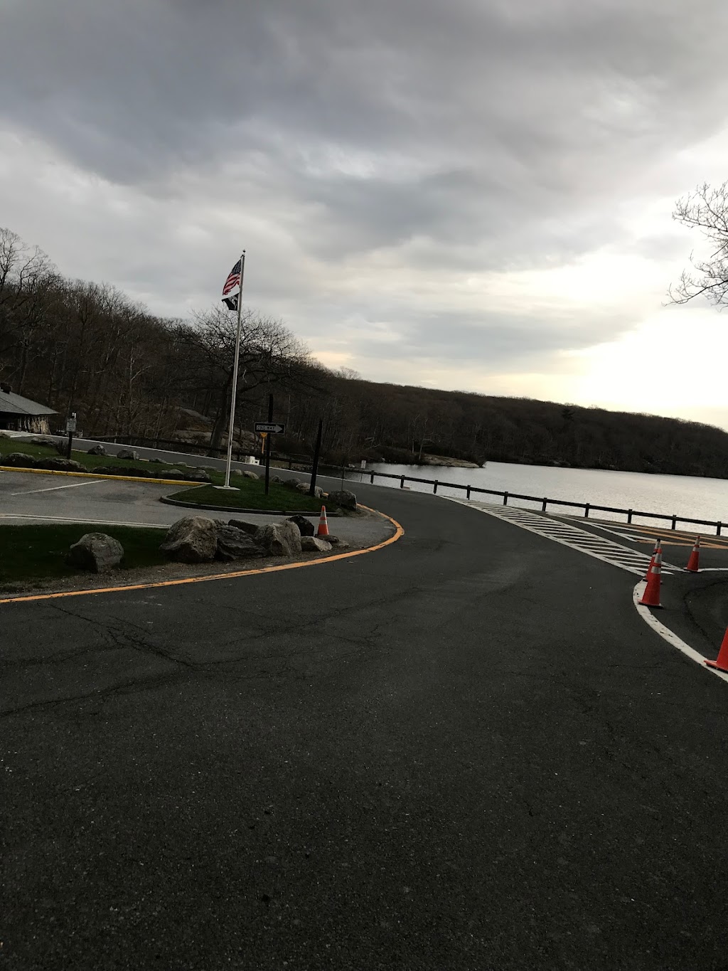 Lake Tiorati/Appalachian Trail Parking | 2300 Seven Lakes Dr, Southfields, NY 10975, USA | Phone: (845) 429-8257