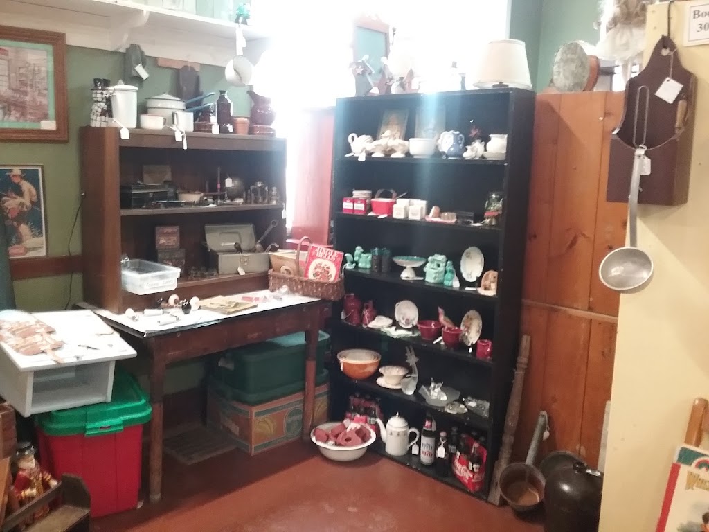 Riverbank Antique Market | 140 E Front St, Pemberville, OH 43450, USA | Phone: (419) 287-3373