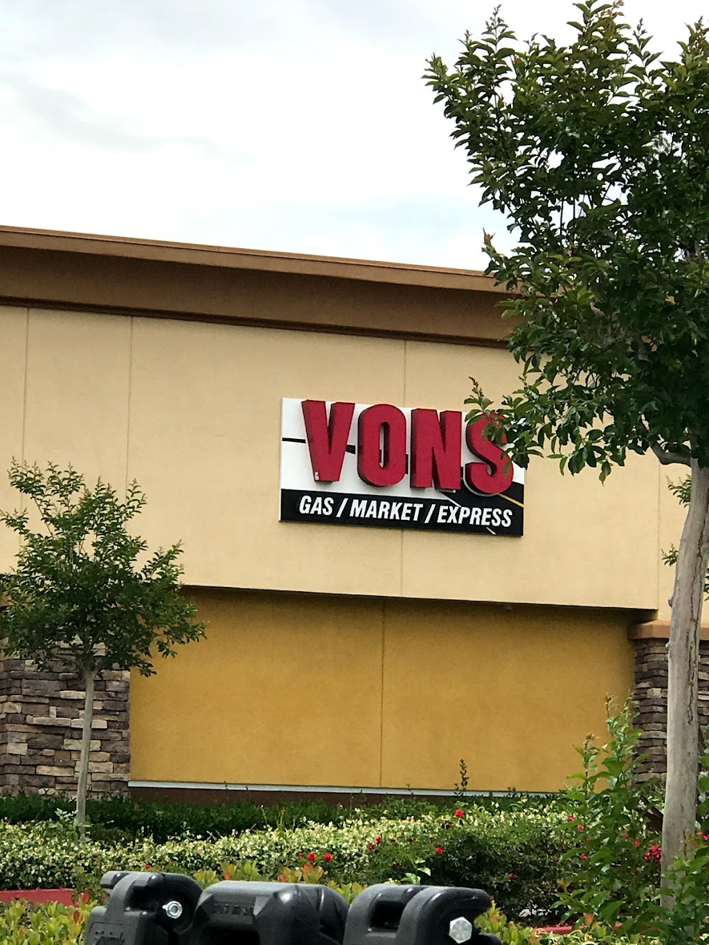 Vons Fuel Station | 1604 Foothill Blvd, La Verne, CA 91750, USA | Phone: (909) 593-2572