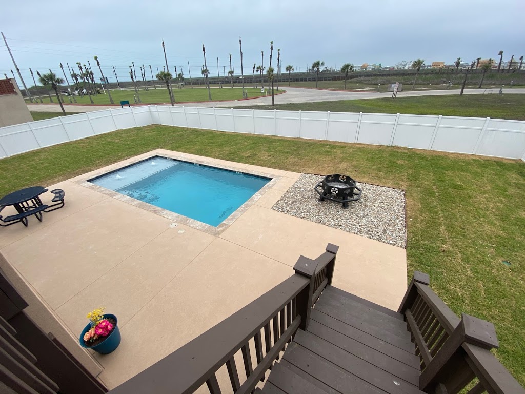 Boots and Beaches Resort | 146 Mariners Dr, Port Aransas, TX 78373, USA | Phone: (512) 963-3462