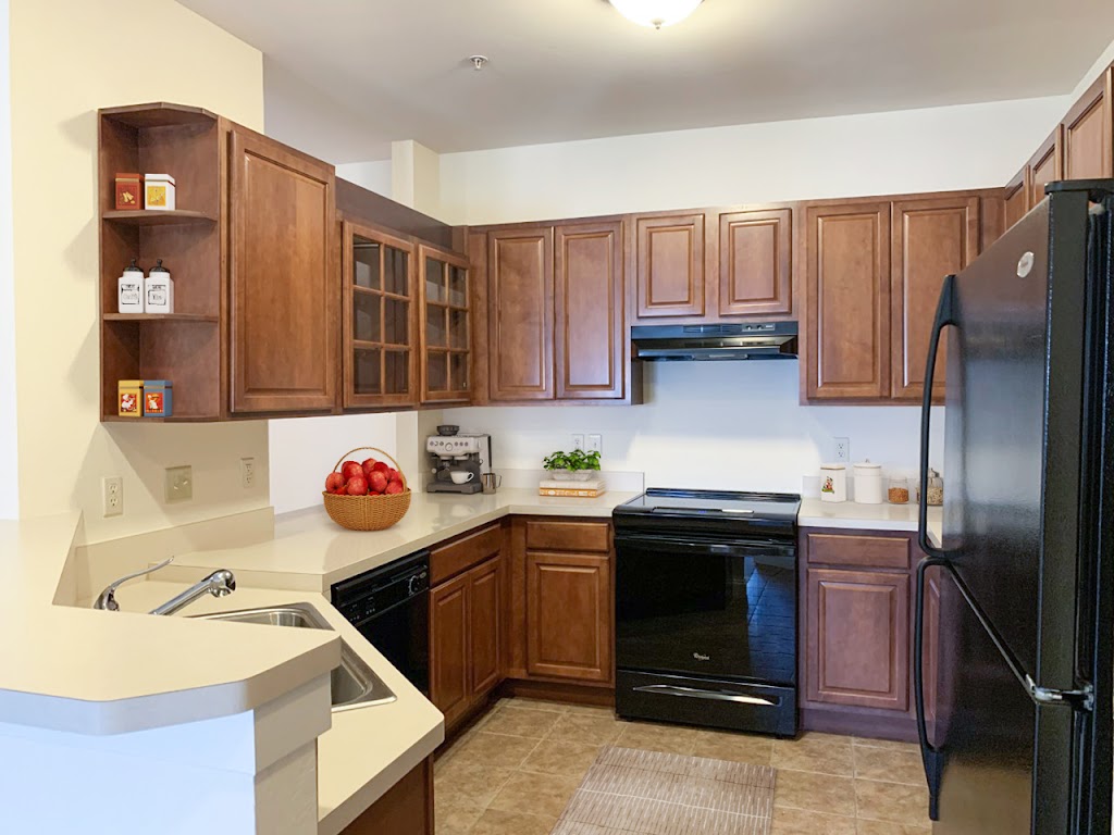 Falcon Glen Apartments | 5049 S Falcon Glen Blvd, Greenfield, WI 53228 | Phone: (414) 662-9326