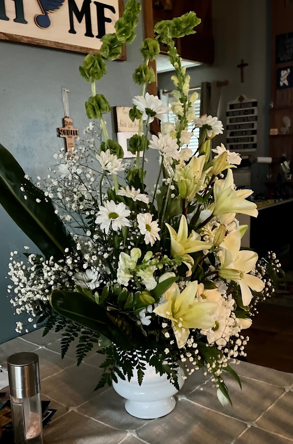 Off The Wall Florist | 10704 Tesshire Dr, St. Louis, MO 63123, USA | Phone: (314) 842-0888