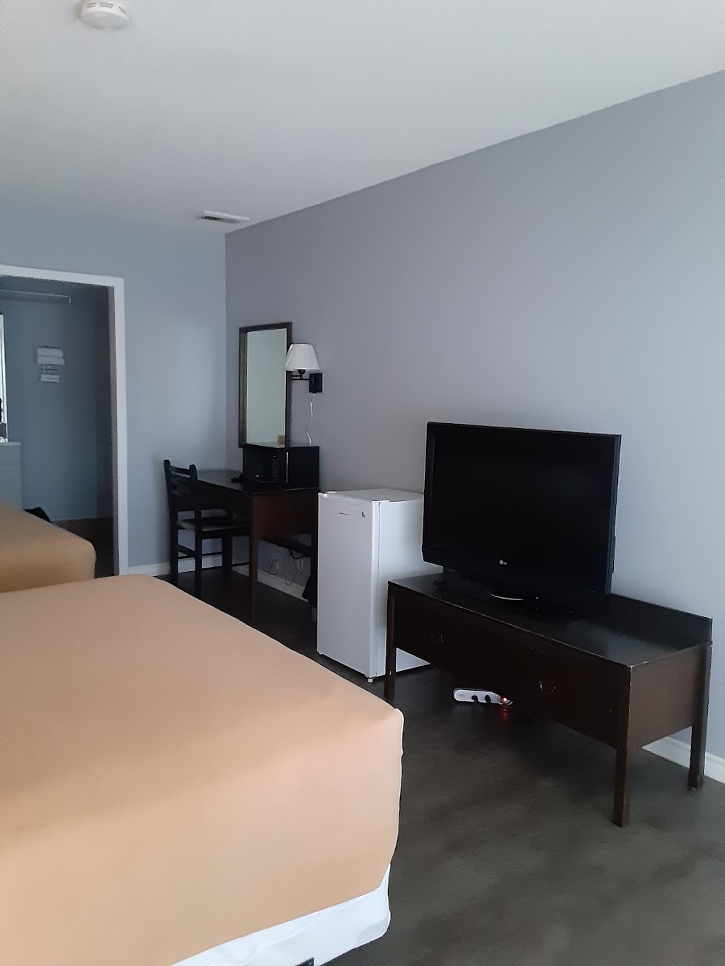 Townn Country Motor Inn | 200 Talbot St E, Leamington, ON N8H 5L4, Canada | Phone: (519) 326-4425