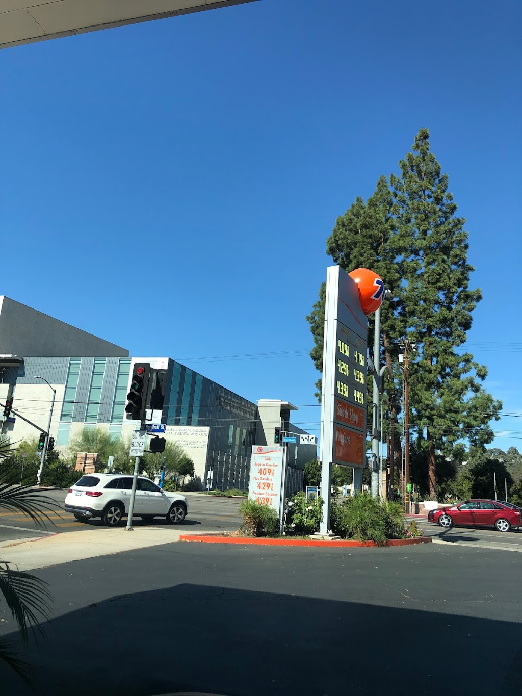 University 76 | 18050 Nordhoff St, Northridge, CA 91325, USA | Phone: (818) 773-6402