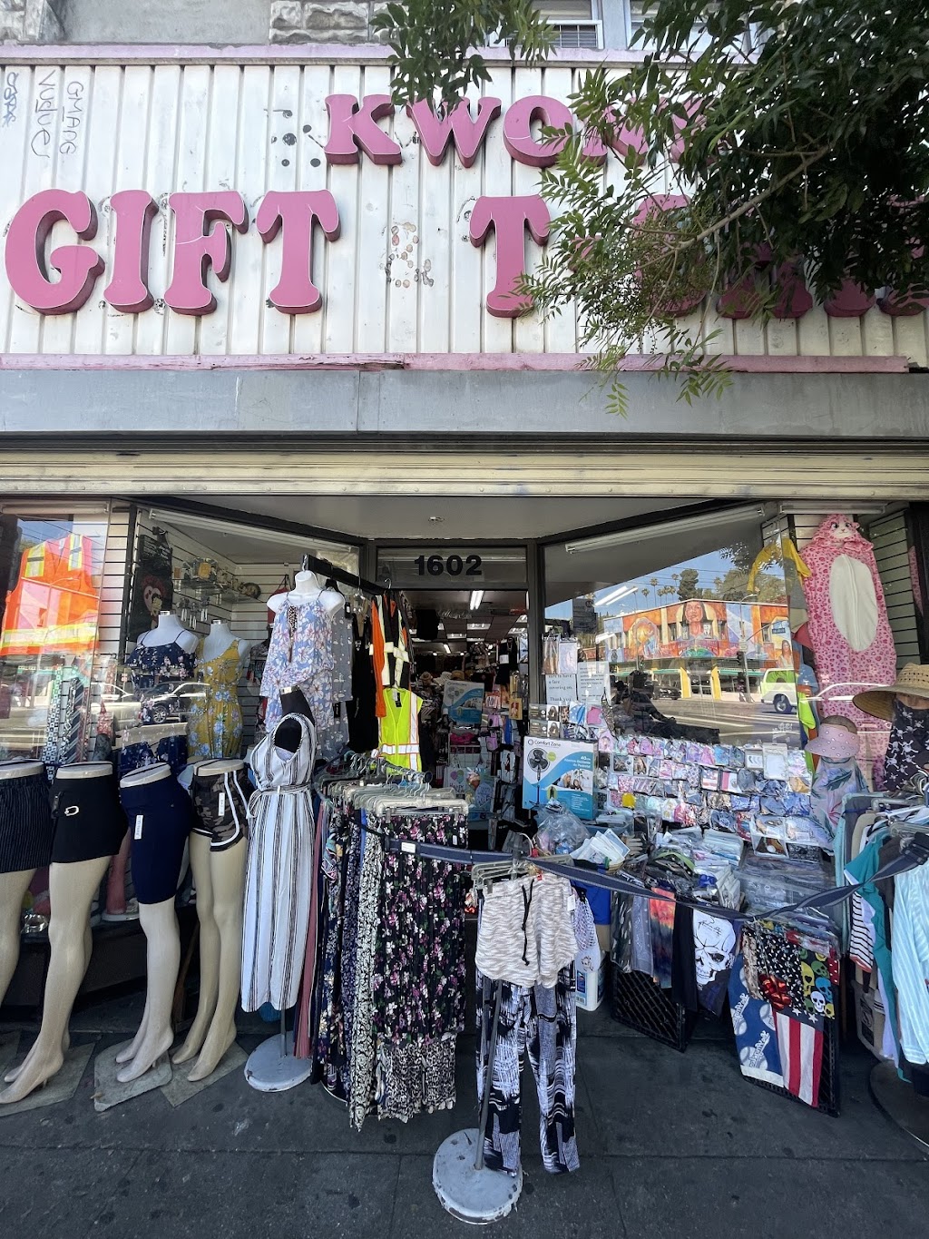 Kwons Gift & T-Shirts | 1602 Sunset Blvd, Los Angeles, CA 90026, USA | Phone: (818) 877-2530