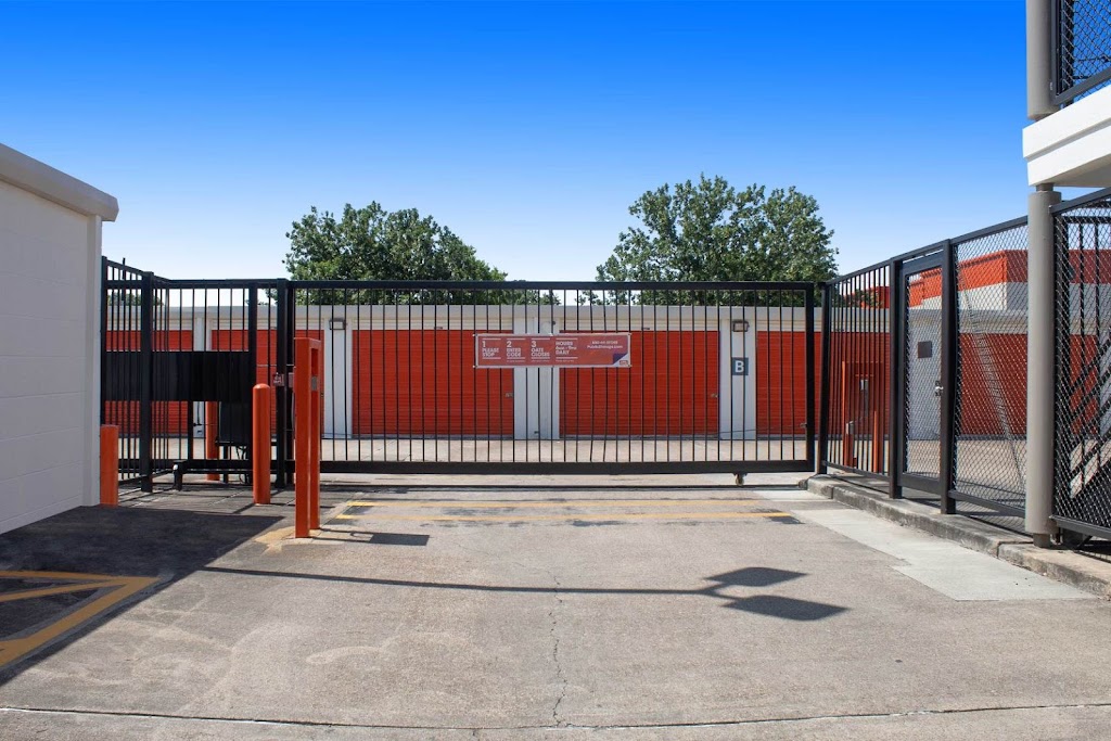 Public Storage | 1419 W Gray St, Houston, TX 77019, USA | Phone: (832) 460-3844