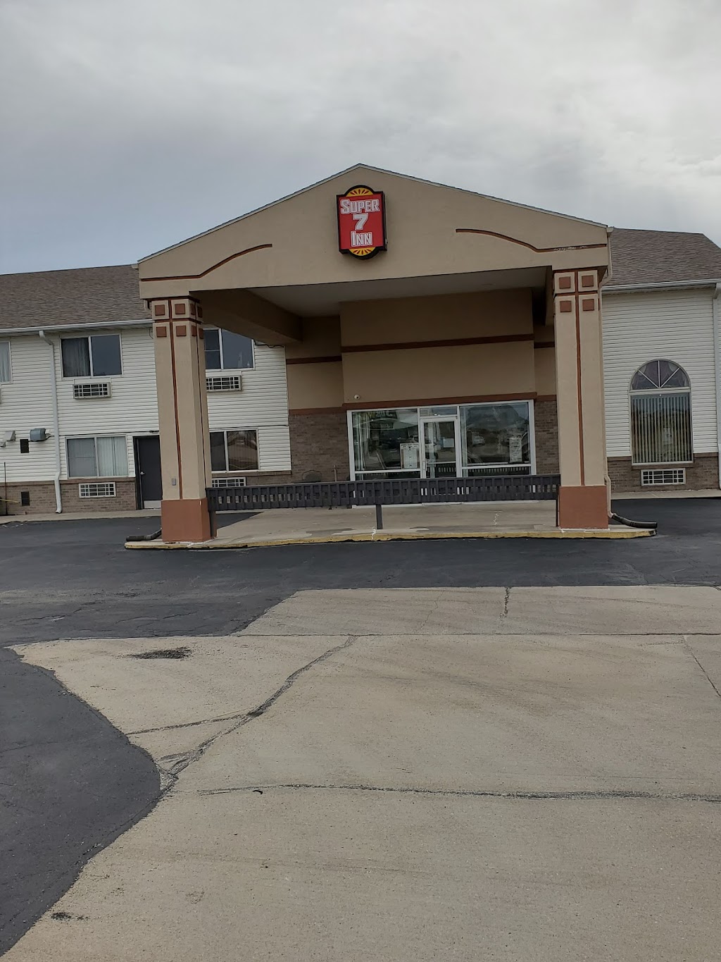 Super 7 Inn | 402 N 12th St, Tecumseh, NE 68450, USA | Phone: (402) 335-3100