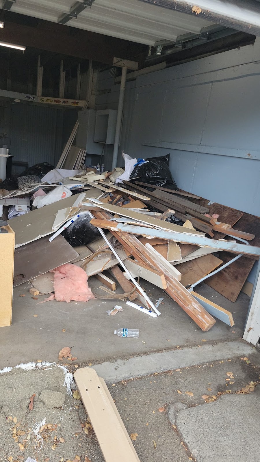 Easy Junk Removal | 5610 Springhouse Dr, Pleasanton, CA 94588, USA | Phone: (650) 669-4197