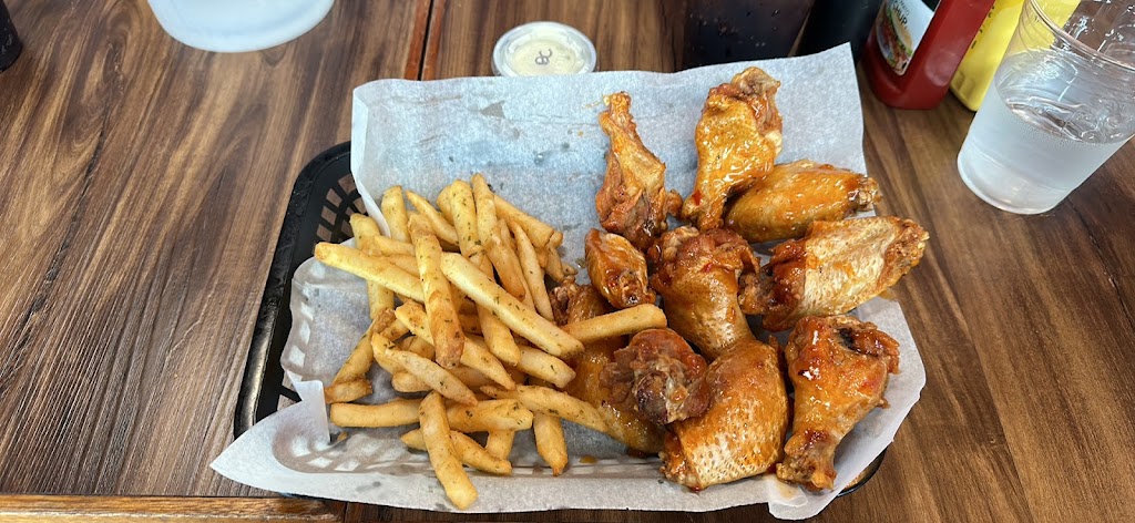 Hollywoods Roadhouse Bar & Grill | W332 N6629 County Trunk Hwy C, Nashotah, WI 53058, USA | Phone: (262) 727-7127