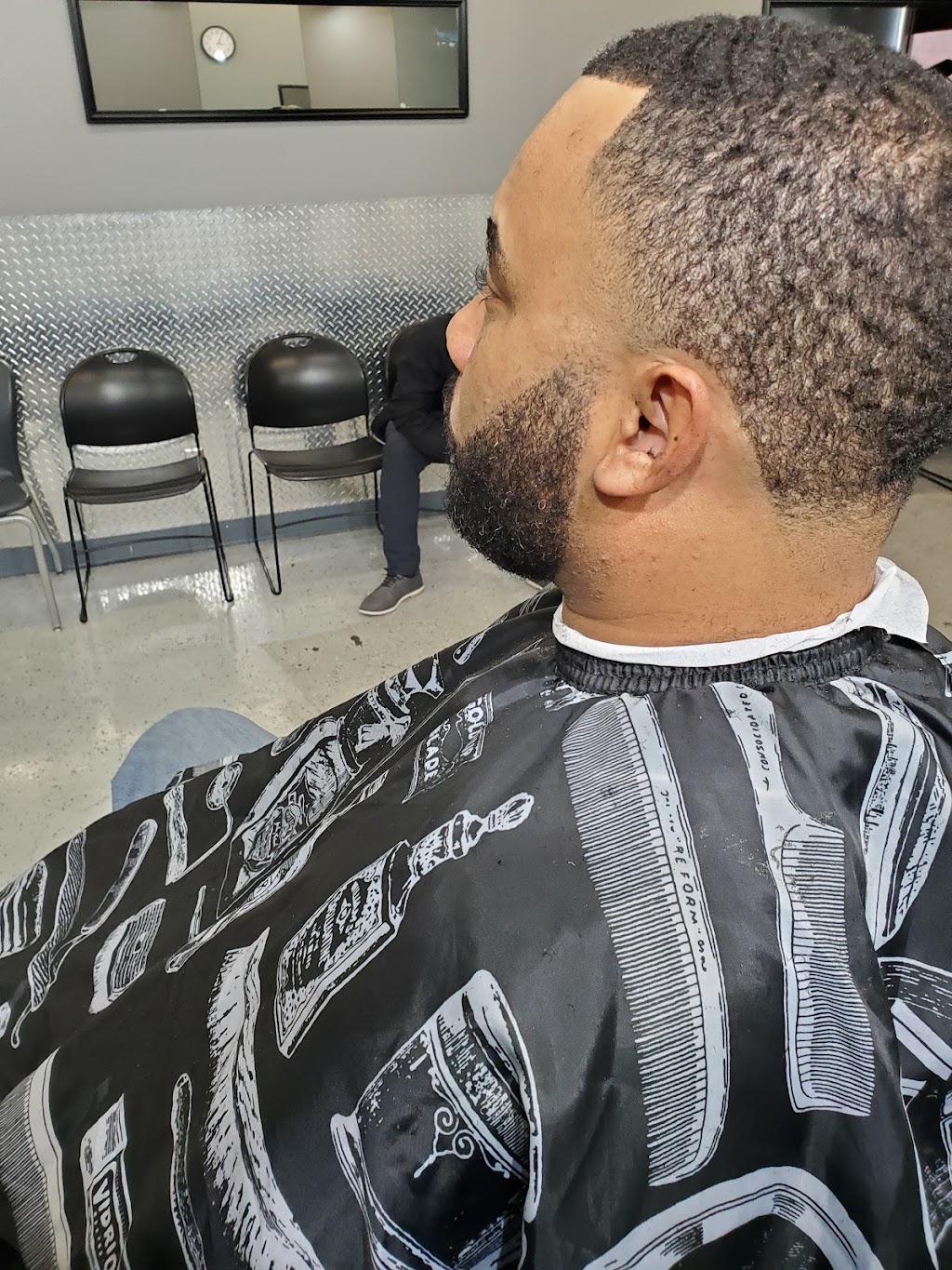 Famous Cuts & Styles | 8021 Matlock Rd # 113, Arlington, TX 76002 | Phone: (817) 422-9192