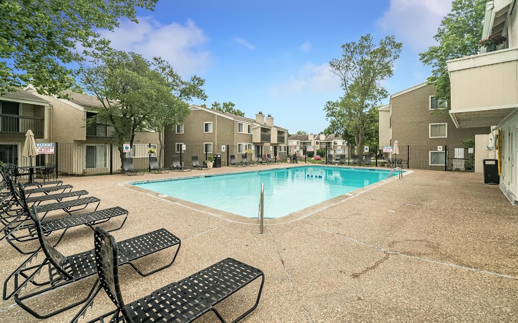 Waterford West Apartments | 1040 Huntington Hill Dr, Ballwin, MO 63021, USA | Phone: (636) 875-7968