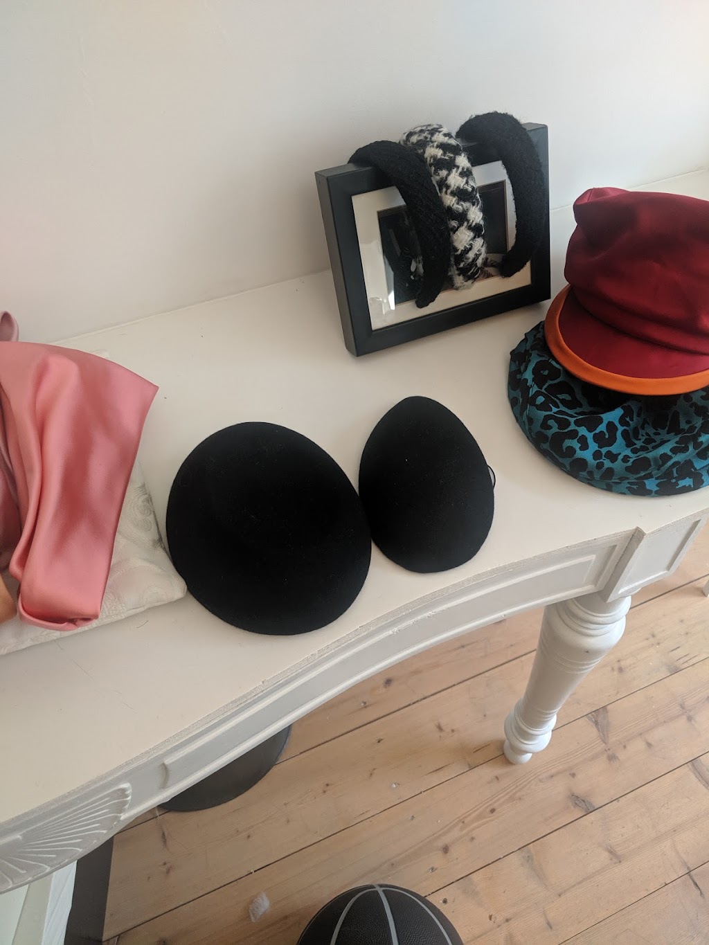Demure Couture Hat | Korte Marnixstraat 5 Winkel, 1013 HT Amsterdam, Netherlands | Phone: 020 846 3834