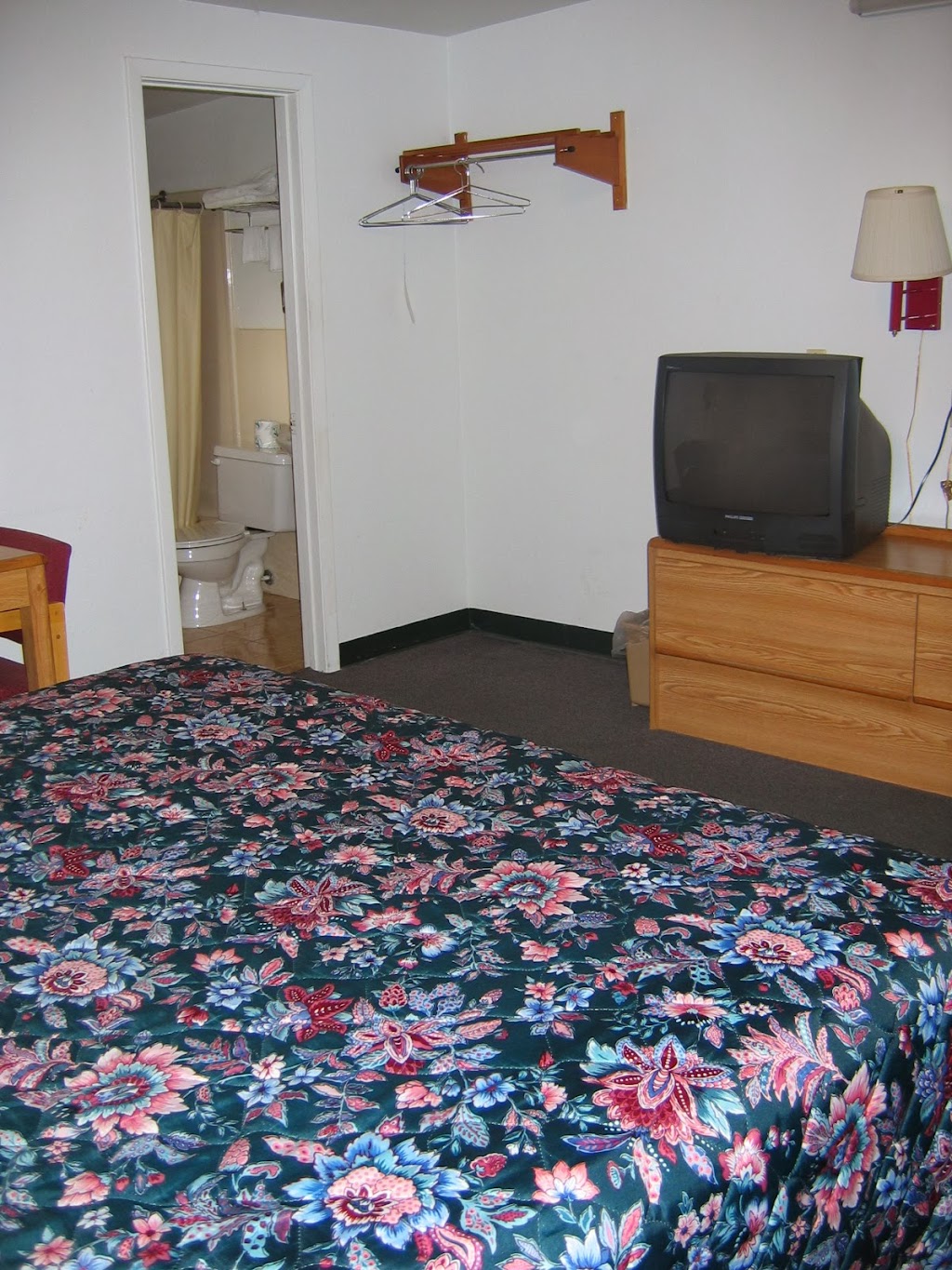 BudgetHost Motel | 1900 I-35, Gainesville, TX 76240, USA | Phone: (940) 665-2856