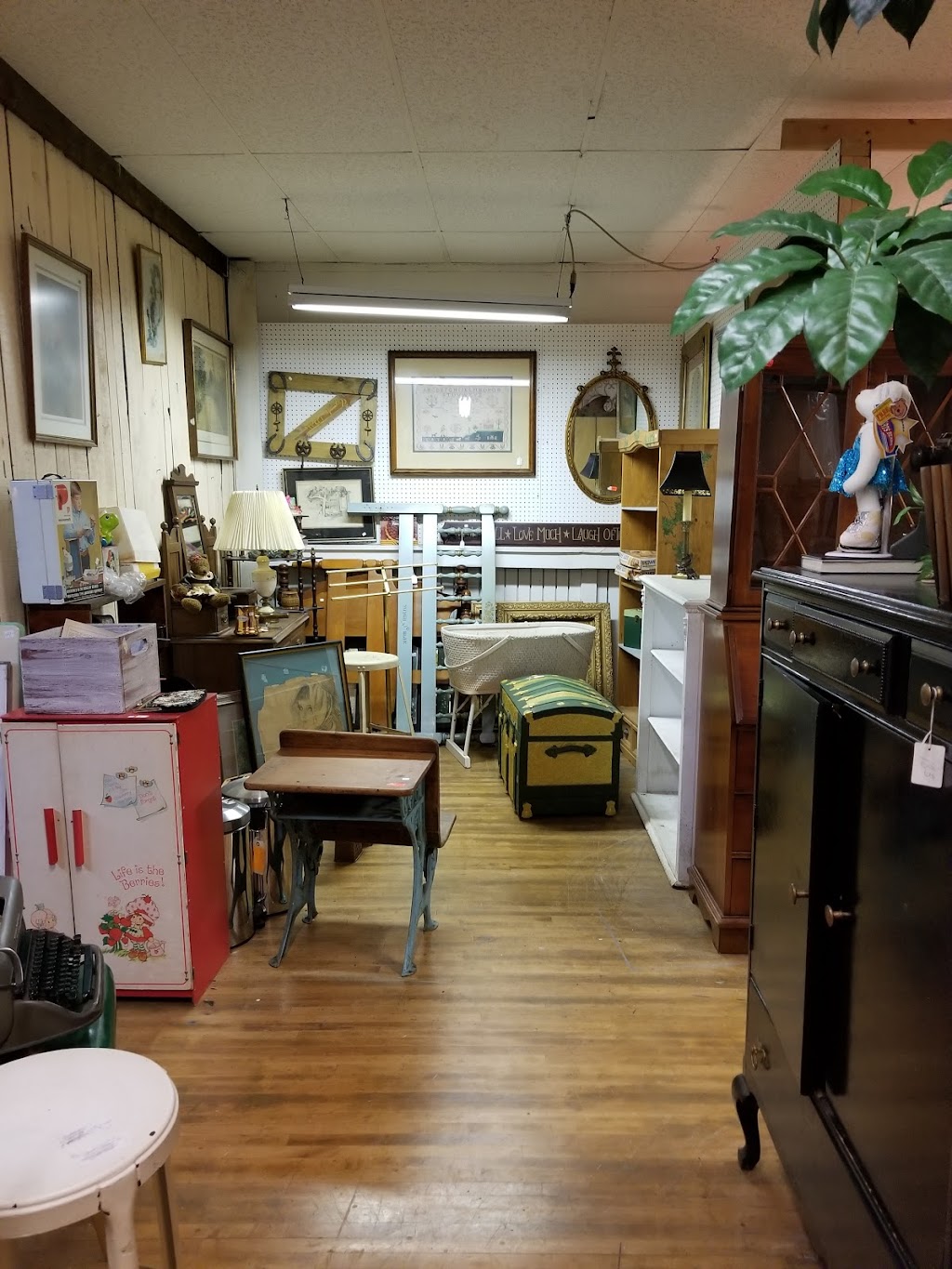 Useful Things Antiques & Collectibles Store | 11 Crenshaw Ln, Coxs Creek, KY 40013, USA | Phone: (502) 541-9546