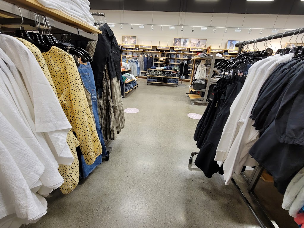 Levis Outlet Store | 300 Taylor Rd, Niagara-on-the-Lake, ON L0S 1J0, Canada | Phone: (289) 270-1938