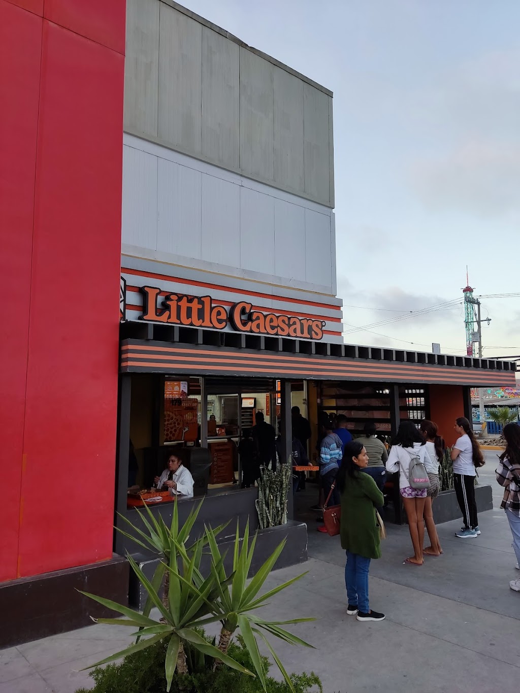 Little Caesars Pizza | Blvd. el Rosario 7002, Lomas Del Mar, 22420 Tijuana, B.C., Mexico | Phone: 664 900 1054