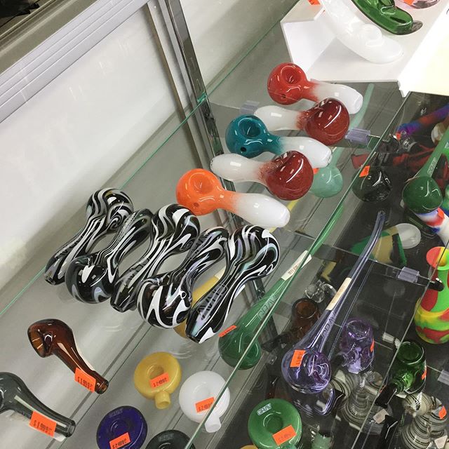 Waterford Glass & Vape | 3579 Pontiac Lake Rd, Waterford Twp, MI 48328, USA | Phone: (248) 499-7438