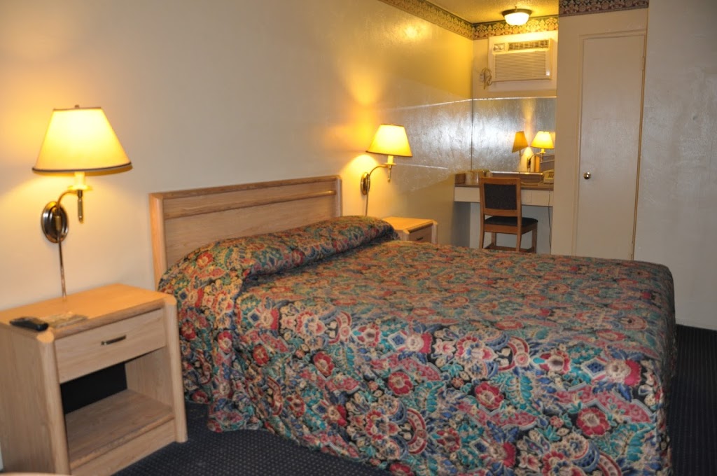 Travelers Inn | 1106 W Yosemite Ave, Manteca, CA 95337, USA | Phone: (209) 823-3141