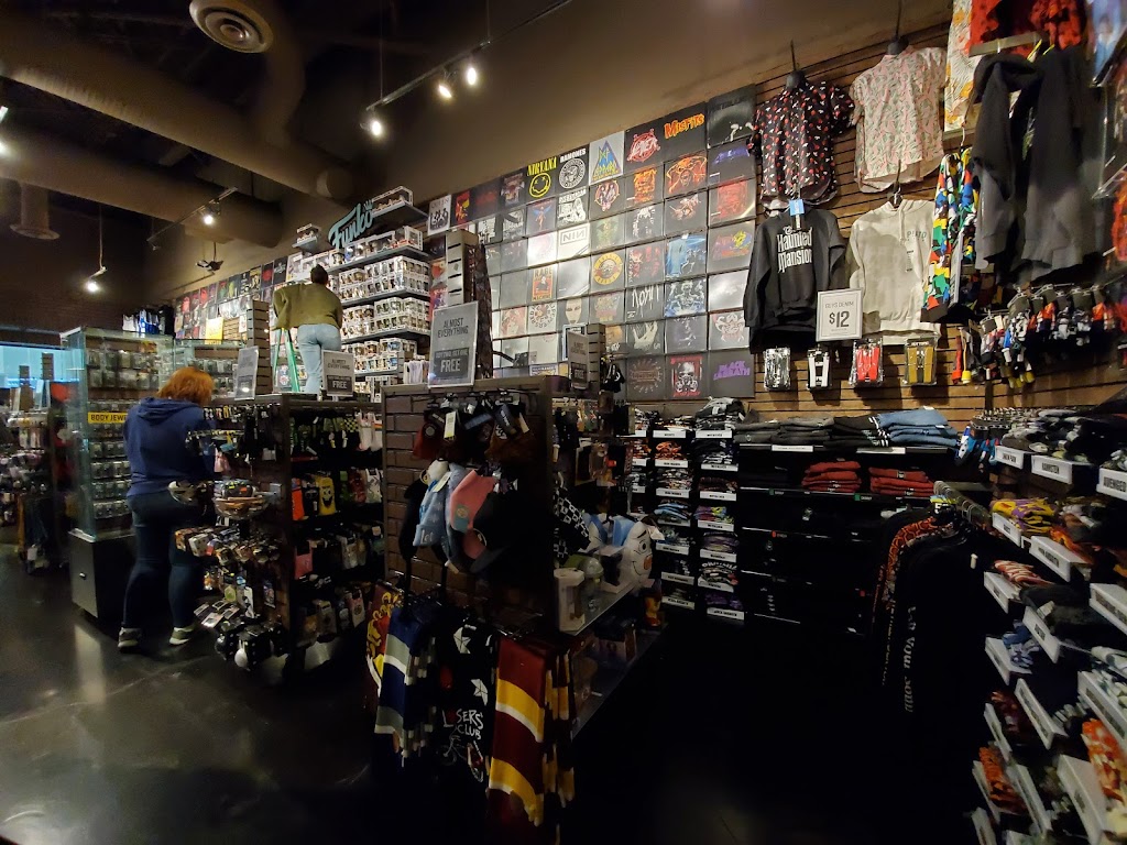 Hot Topic | 1101 Outlet Collection Way SW RM 415, Auburn, WA 98001, USA | Phone: (253) 939-6980