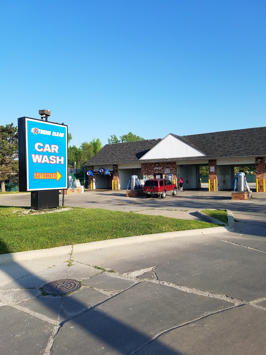 Extreme Clean Car Wash | 32623 Cherry Hill Rd, Westland, MI 48186, USA | Phone: (800) 227-7010