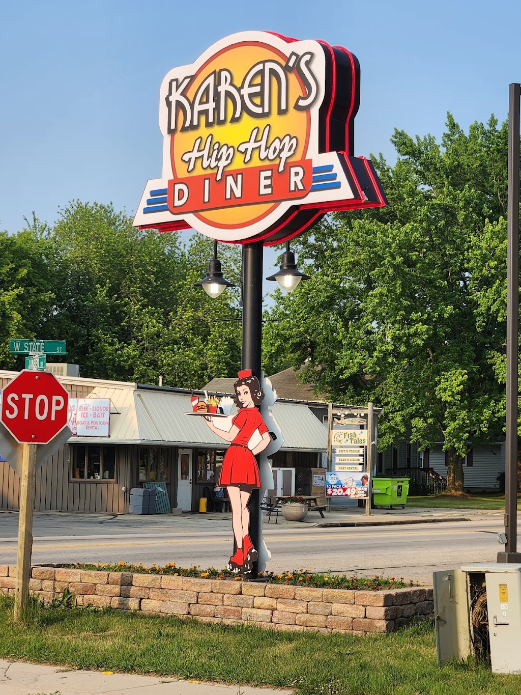 Karens Hip Hop Diner | 530 W State St, Fox Lake, WI 53933, USA | Phone: (920) 520-0041