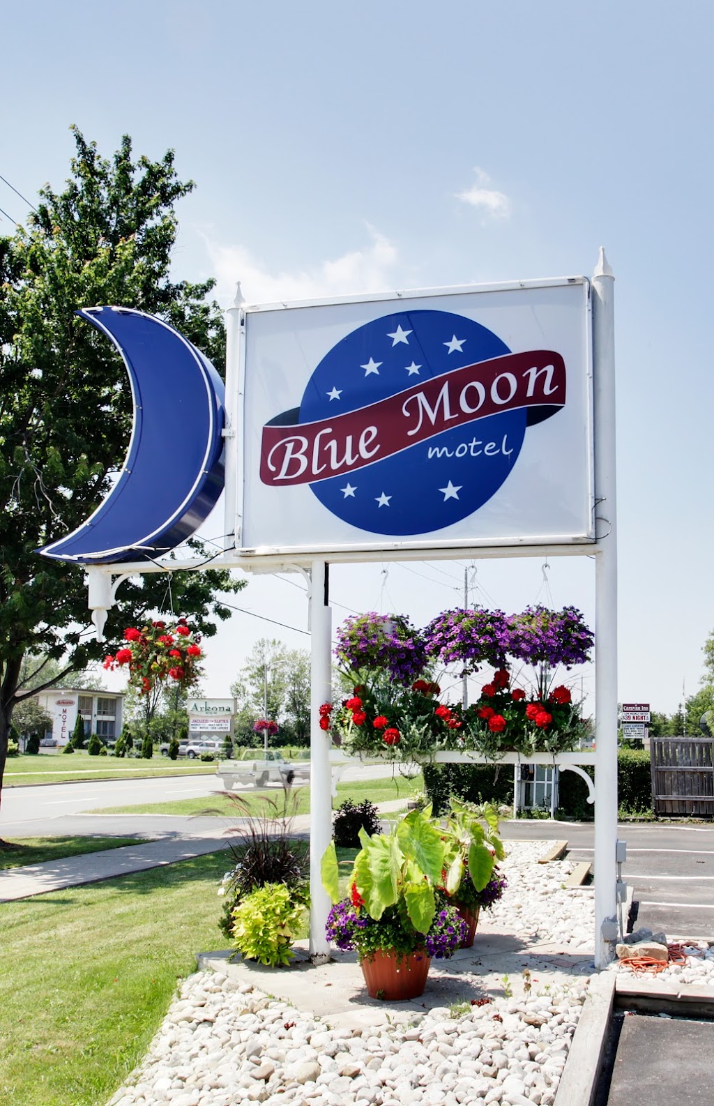 Blue Moon Motel | 8445 Lundys Ln, Niagara Falls, ON L2H 1H5, Canada | Phone: (905) 356-0652