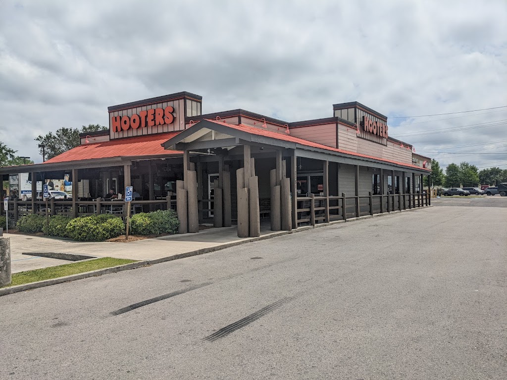 Hooters | 2781 Belle Chasse Hwy, Terrytown, LA 70056, USA | Phone: (504) 393-7177