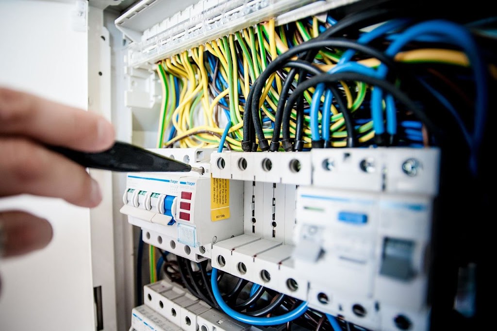 Electrician Pros Huntington Beach | 5152 Heil Ave, Huntington Beach, CA 92649, USA | Phone: (310) 361-6517