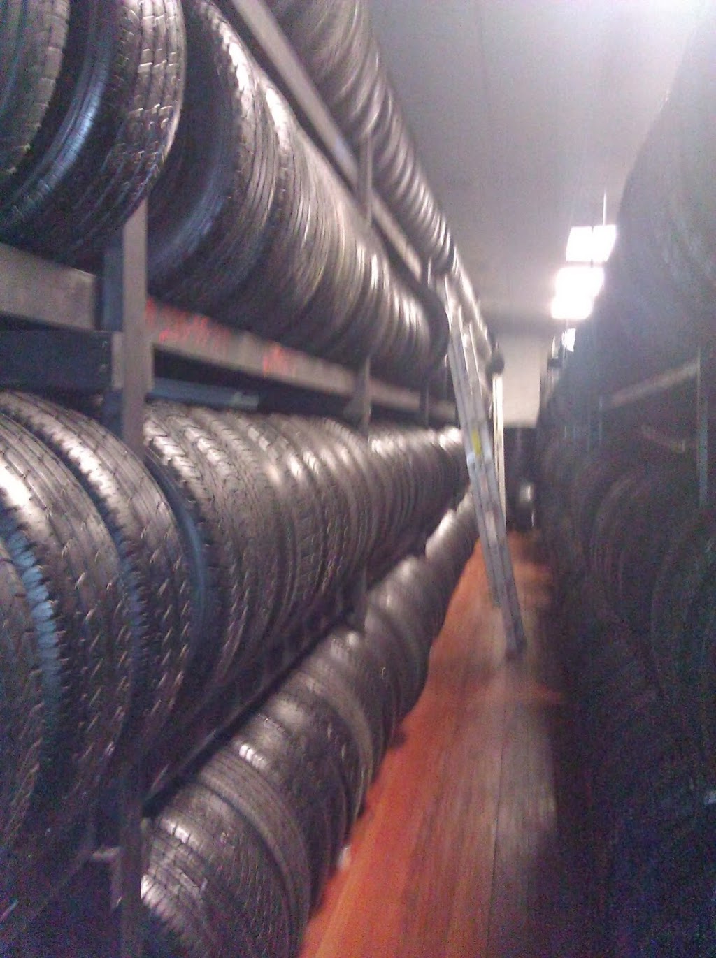 El Paisa Tires | 4817 W Armitage Ave, Chicago, IL 60639, USA | Phone: (773) 637-6844