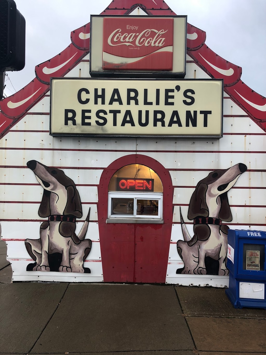 Charlie’s Dog House Diner | 2102 Brookpark Rd, Cleveland, OH 44134, USA | Phone: (216) 661-4873