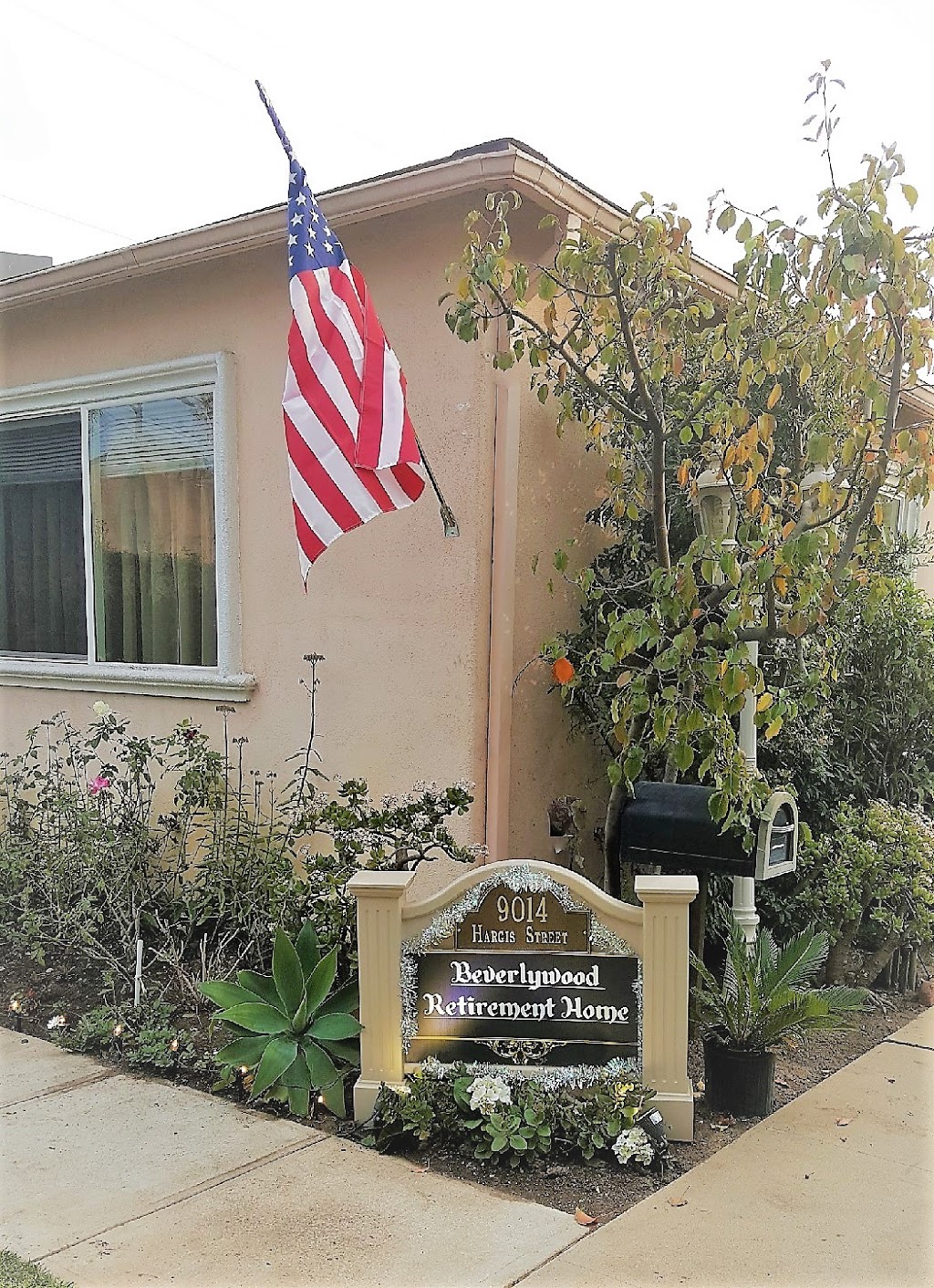 Beverly Wood Retirement Home | 9014 Hargis St, Los Angeles, CA 90034, USA | Phone: (310) 739-6178