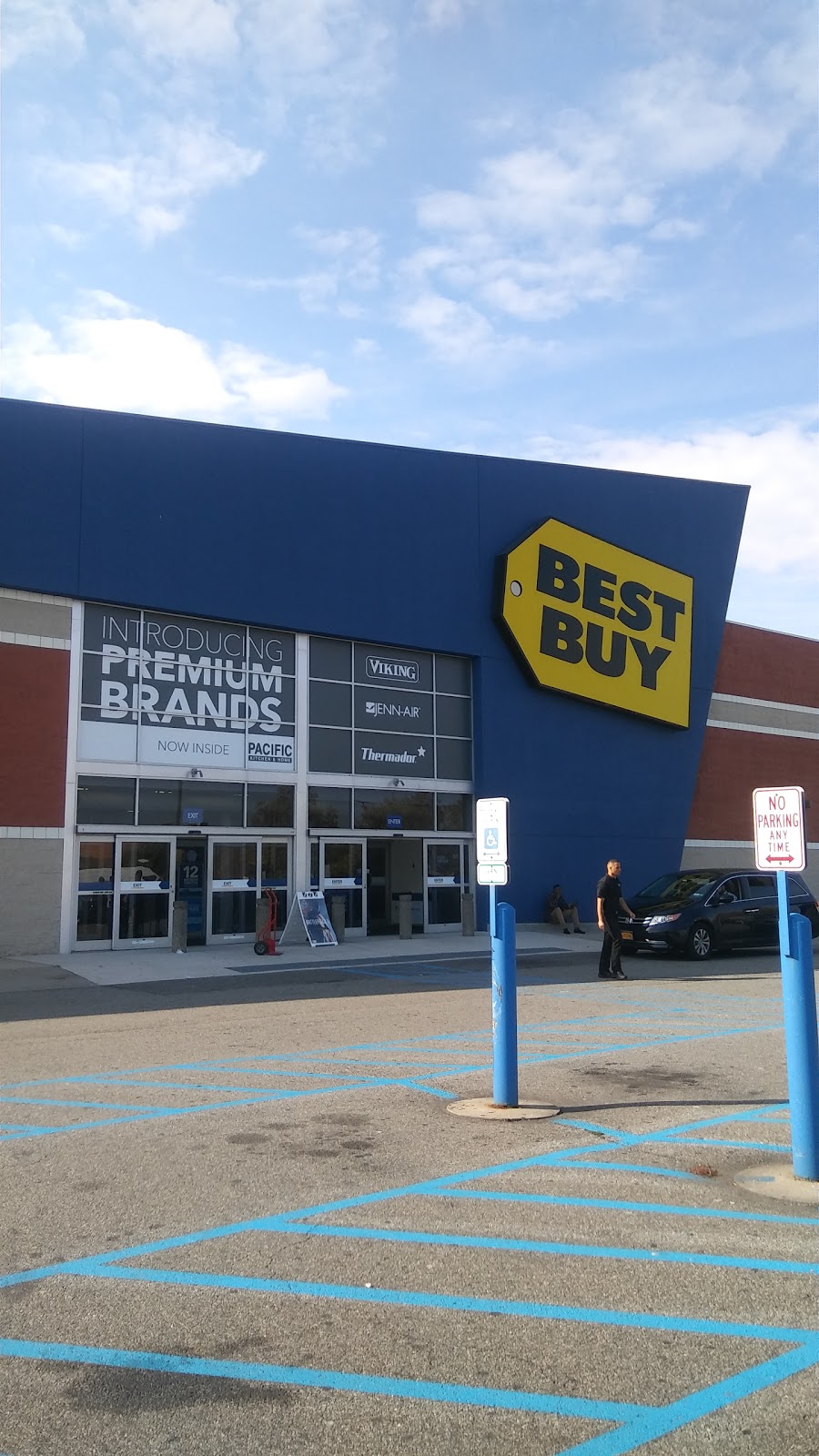 Best Buy | 6 West Cir, Valley Stream, NY 11581, USA | Phone: (516) 561-7213